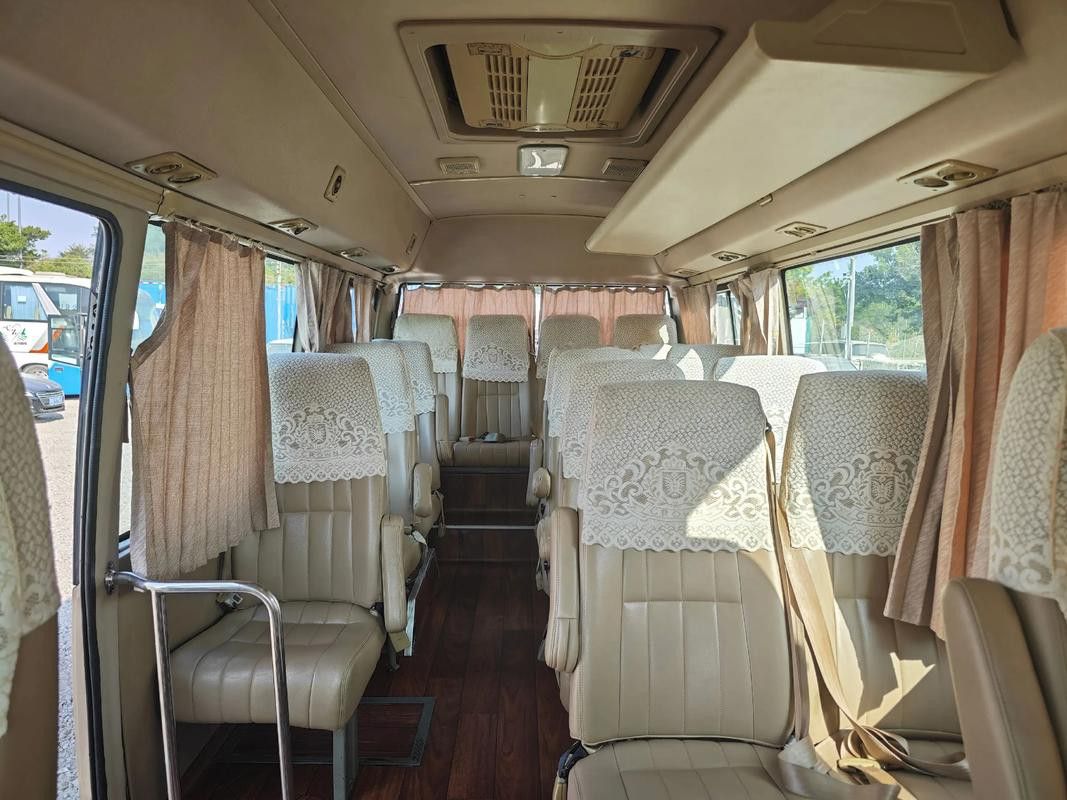 官方標(biāo)配的金龍19座中巴車內(nèi)飾圖片