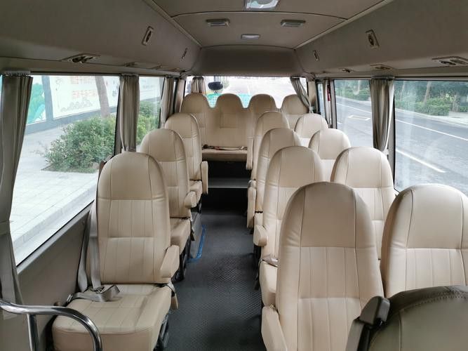 官方標(biāo)配的金龍19座中巴車內(nèi)飾圖片