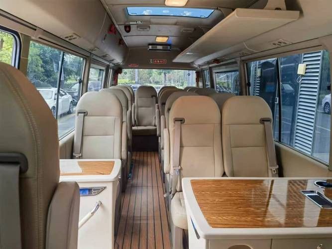 官方標(biāo)配的金龍19座中巴車內(nèi)飾圖片