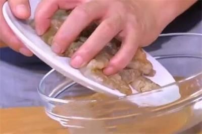 龍魚喂蝦仁消毒方法（喂養(yǎng)龍魚蝦仁時，除了選擇合適的蝦類和正確的處理方法外）