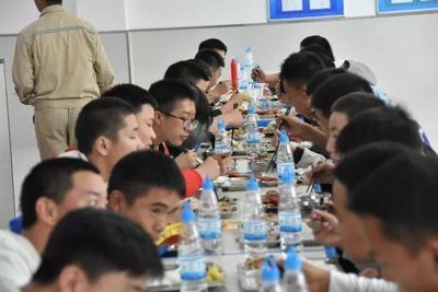 昆明金龍魚烹飪班怎么樣啊：昆明市盤龍職業(yè)高級中學(xué)“金龍魚”烹飪班