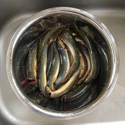 給龍魚喂泥鰍需要去除內(nèi)臟嗎（吃泥鰍到底要不要去內(nèi)臟，教你簡單這幾招）