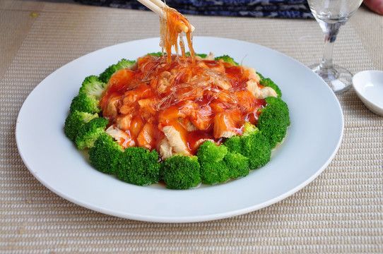 為什么紅龍魚那么貴：飛龍魚翅猴頭菇是中國傳統美食中的一道豪華菜品，融合多種珍貴食材
