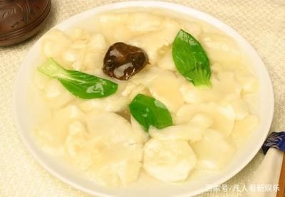 為什么紅龍魚那么貴：飛龍魚翅猴頭菇是中國傳統美食中的一道豪華菜品，融合多種珍貴食材