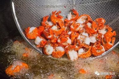 金龍魚吃龍蝦嗎會死嗎：如果金龍魚吃了龍蝦，會死嗎，金龍魚吃龍蝦會死嗎