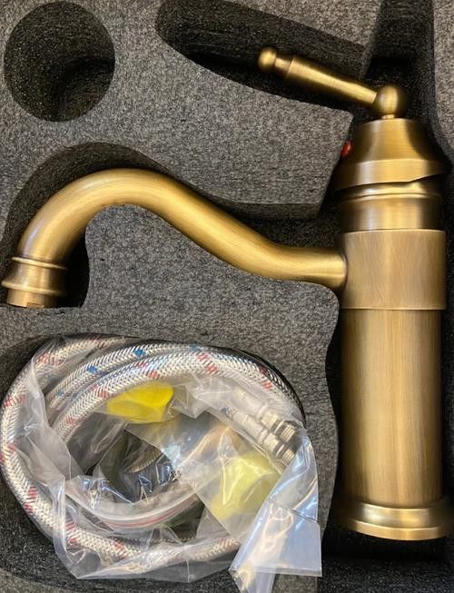 再給我幾張不同風格的水龍頭圖片