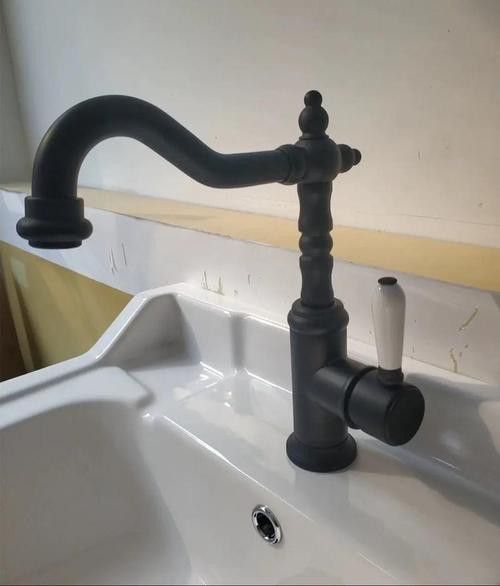 再給我幾張不同風格的水龍頭圖片