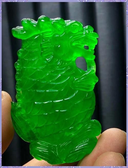 翡翠綠底金龍魚(yú)圖片