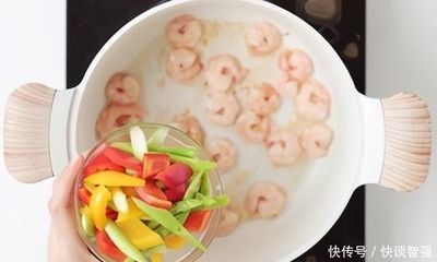 我養(yǎng)的金龍魚怎么只吃蝦仁呢（金龍魚只吃蝦仁可能會(huì)導(dǎo)致營(yíng)養(yǎng)不均衡）