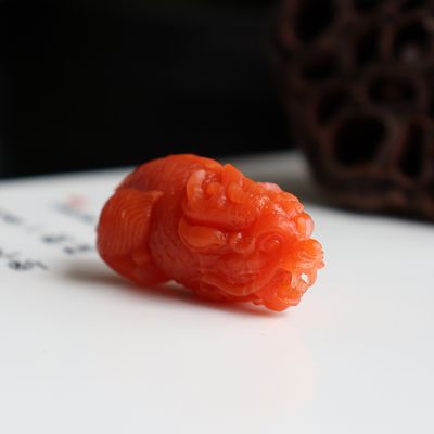 紅龍魚吃蝦仁好嗎：在給紅龍魚喂食蝦仁時，要選擇新鮮、無變質、無變質的蝦仁