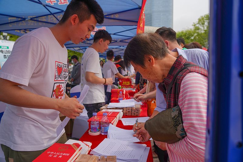 鑒別金龍魚(yú)的真假可以通過(guò)以下幾種方法鑒別金龍魚(yú)真假：如何快速分辨金龍魚(yú)的品質(zhì)