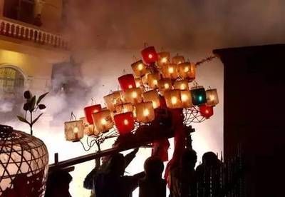 紅龍魚燈白天開還是晚上開：紅龍魚燈在白天和晚上都可以使用,它們通常具有多種顏色和模式