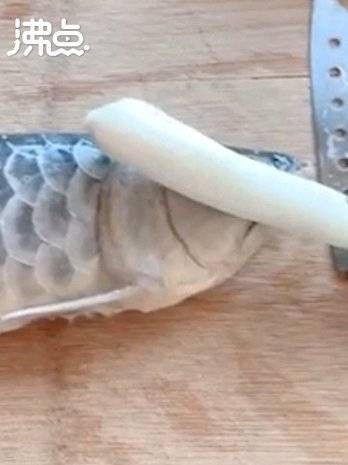 石家莊男子吃金龍魚
