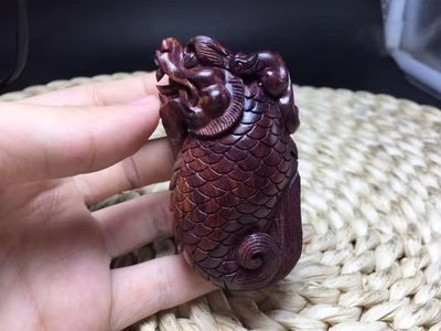龍魚手把件寓意什么意思：龍魚手把件寓意“吉祥”，寓意“吉祥”，“魚”寓意“<strong><mark>富裕</mark></strong>”
