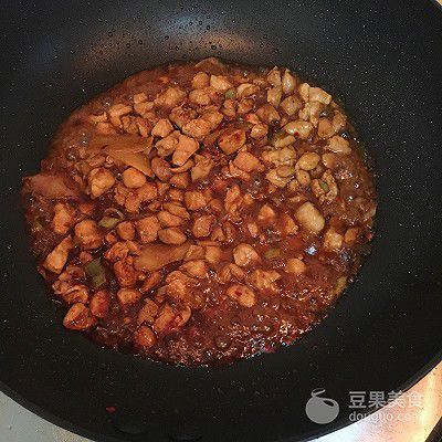 金龍魚身上變白怎么辦：金龍魚身上有白毛，可能是患上了白毛病，
