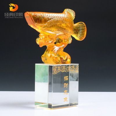 辦公桌上擺放龍魚擺件的位置（辦公室擺放龍魚擺件有什么風水禁忌？）