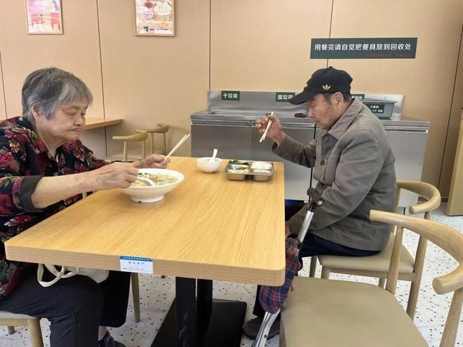 金龍魚吃什么食物長得快又好養活：金龍魚吃什么長得快,怎么養長得快