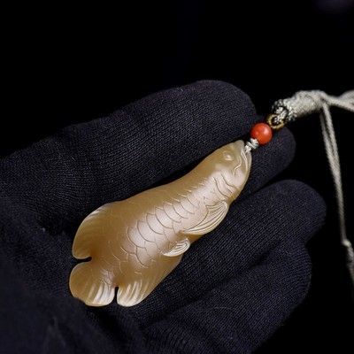 金龍魚玉雕掛件：金龍魚玉雕掛件是一種中國傳統工藝品