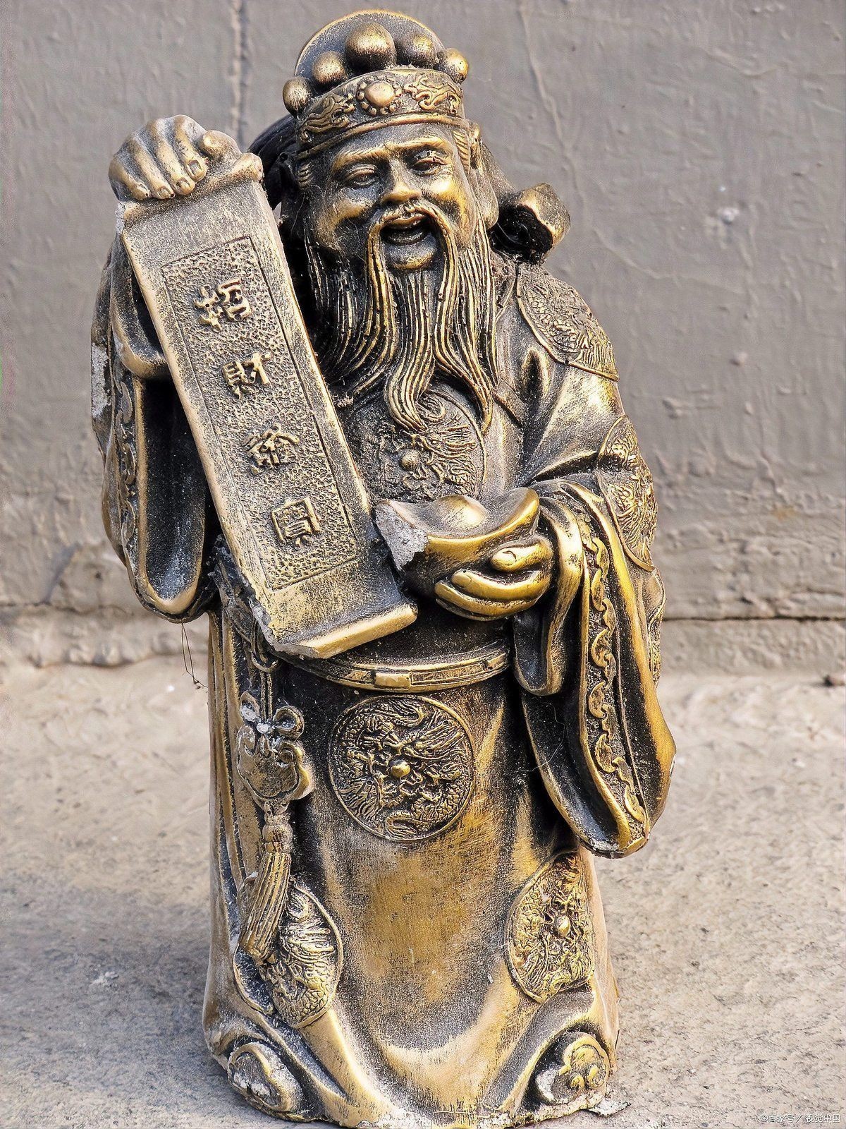 如何清潔和保養白子招財龍擺件？