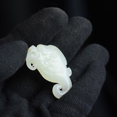 魚化龍形象玉雕是中國文化中富有象征意義的藝術品：玉雕魚化龍形象玉雕