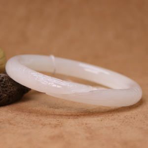 和田玉龍魚手鐲：和田玉手鐲價格和田玉龍魚手鐲佩戴效果