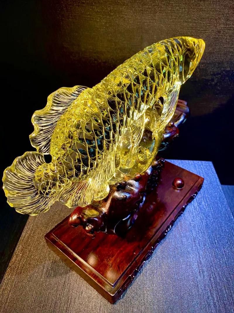 有沒有適合手機壁紙的金龍魚雕刻圖片？