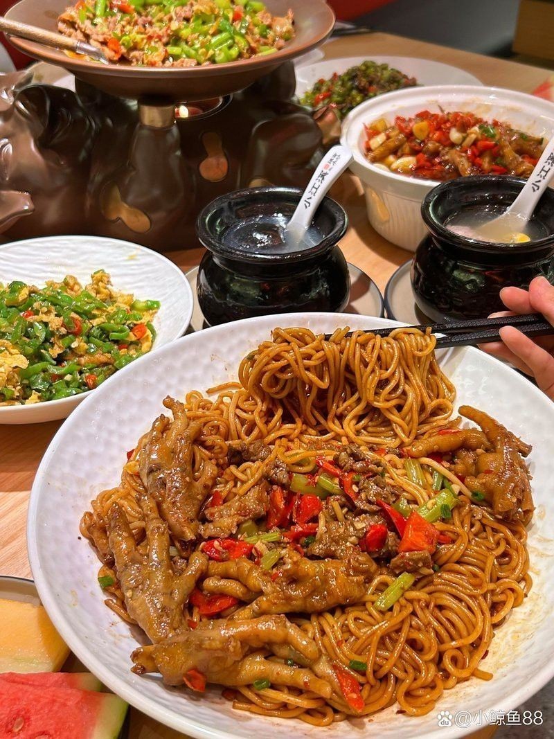 金龍魚和食人魚混養可以嗎：金龍魚與食人魚混養的挑戰與技巧 金龍魚和食人魚混養可以嗎：金龍魚與食人魚混養的挑戰與技巧 龍魚百科 第9張