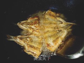 龍魚(yú)家常做法竅門(mén)是什么：清蒸龍魚(yú)香氣提升秘訣番茄龍魚(yú)酸甜口味調(diào)配竅門(mén)