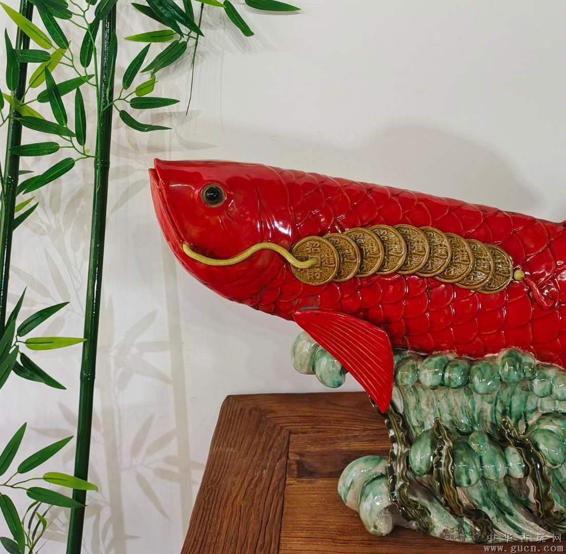 辦公室養紅龍魚的寓意和象征：辦公室擺放金龍魚擺件有益嗎？