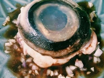 龍魚眼有白點(diǎn)怎么消除：龍魚眼睛出現(xiàn)白點(diǎn)可能是由于水質(zhì)問(wèn)題，龍魚白點(diǎn)病因及預(yù)防措施
