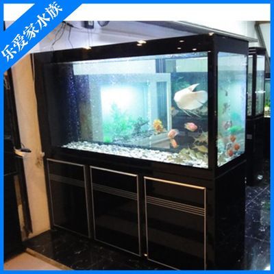 選擇大型龍魚(yú)缸時(shí)，有幾個(gè)品牌和款式可供選擇：大型龍魚(yú)缸有哪些牌子