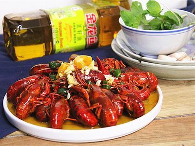 金龍魚吃活小龍蝦嗎？：觀賞金龍魚與小龍蝦的互動，金龍魚與小龍蝦的互動區別 金龍魚吃活小龍蝦嗎？：觀賞金龍魚與小龍蝦的互動，金龍魚與小龍蝦的互動區別 龍魚百科 第3張