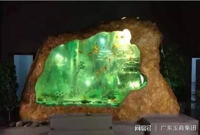 玉石魚缸的藝術價值：東海龍宮玉石魚缸是一件由福建男子林鎮創作的壯觀藝術品