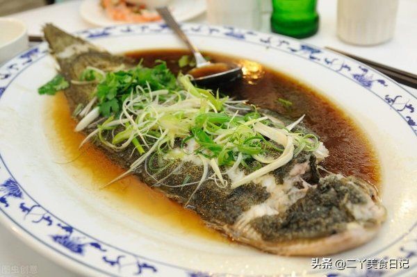 紅龍魚小時候一天喂幾次（紅龍魚一天喂幾次）