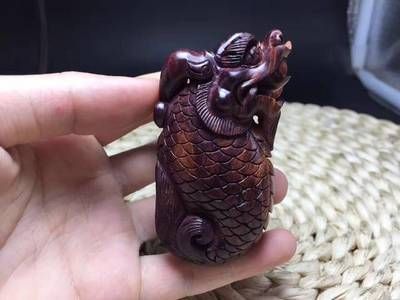 龍魚手把件寓意和象征：龍魚手把件的寓意和象征