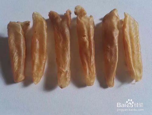 金龍魚膠與黃花膠區別是什么（金龍魚膠與黃花膠在外形、口感以及功效上存在差異）