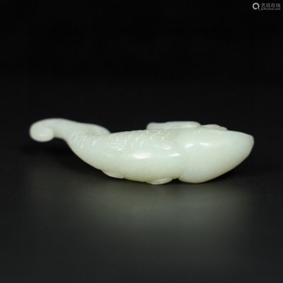 魚化龍玉石手把件是一種具有吉祥寓意的玉器，它的設計靈感來源于中國古代神話故事中的魚化龍：魚化龍玉石手把件
