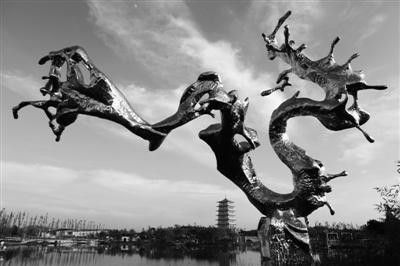 再給我?guī)讉€水龍雕塑的實例