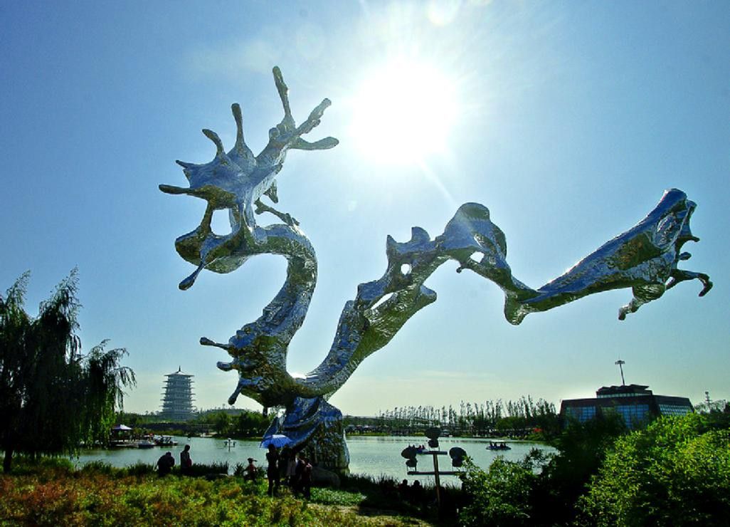 再給我?guī)讉€水龍雕塑的實例