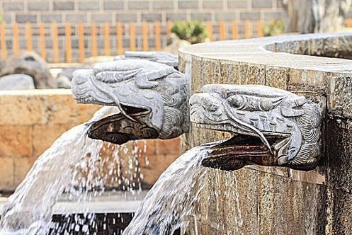 再給我?guī)讉€水龍雕塑的實例