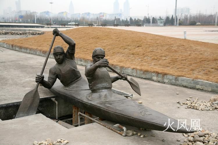 再給我?guī)讉€水龍雕塑的實例