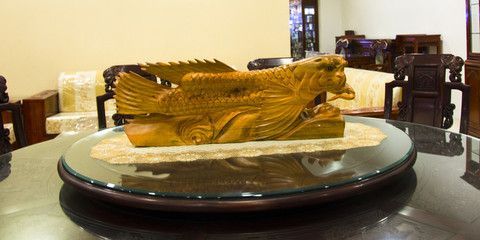 大型金龍魚木雕：大型金龍魚木雕不僅是一件藝術品，也具有商業價值 大型金龍魚木雕：大型金龍魚木雕不僅是一件藝術品，也具有商業價值 龍魚百科 第1張