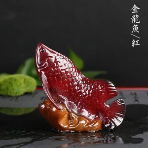 金龍魚(yú)小的時(shí)候顏色變深，金龍魚(yú)在幼年階段顏色會(huì)變深