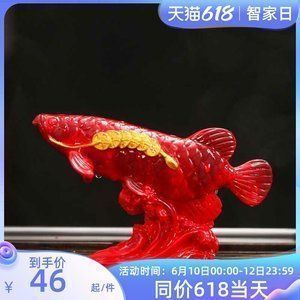 金龍魚(yú)小的時(shí)候顏色變深，金龍魚(yú)在幼年階段顏色會(huì)變深