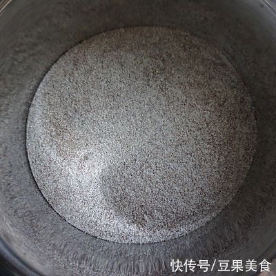 金龍魚吃撐了怎么辦：金龍魚吃撐了會導致一系列消化系統的問題，金龍魚吃撐了怎么辦 金龍魚吃撐了怎么辦：金龍魚吃撐了會導致一系列消化系統的問題，金龍魚吃撐了怎么辦 龍魚百科 第1張