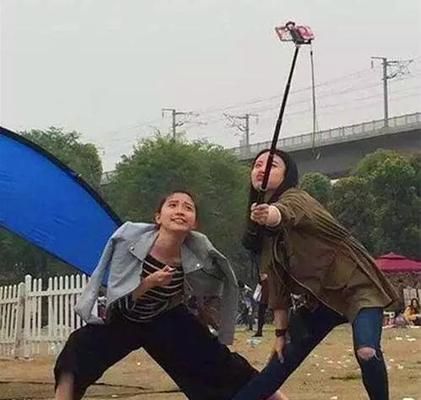 發表魚缸里的魚幽默說說搞笑（魚缸魚的搞笑日常）