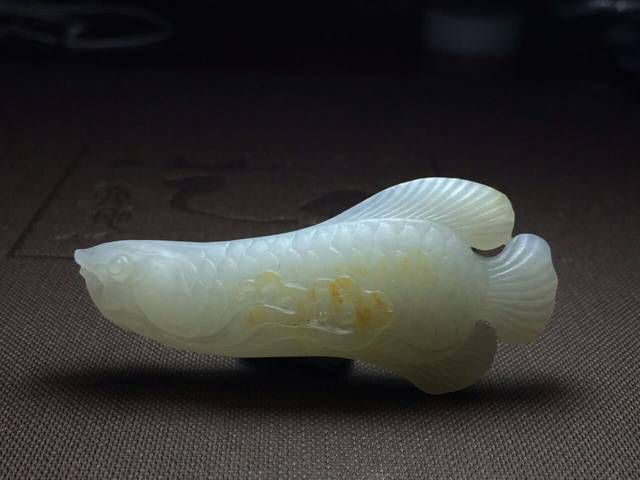 玉石雕刻金龍魚的寓意：玉金龍魚代表了財富和吉祥、長壽、健康、成功和權(quán)力