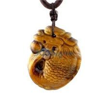 龍魚扣吊墜：與龍魚扣吊墜相似的產品，這些產品包括各種材質和款式的吊墜
