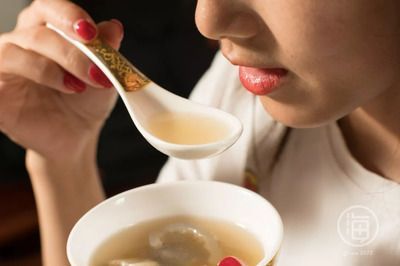 養(yǎng)龍魚時(shí)必備的藥材及其用途：鹽、黃粉和亞甲基藍(lán)：養(yǎng)龍魚必備的藥材及其用途