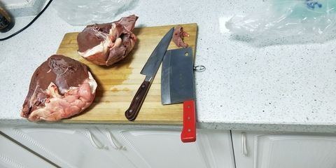 養(yǎng)龍魚時(shí)必備的藥材及其用途：鹽、黃粉和亞甲基藍(lán)：養(yǎng)龍魚必備的藥材及其用途